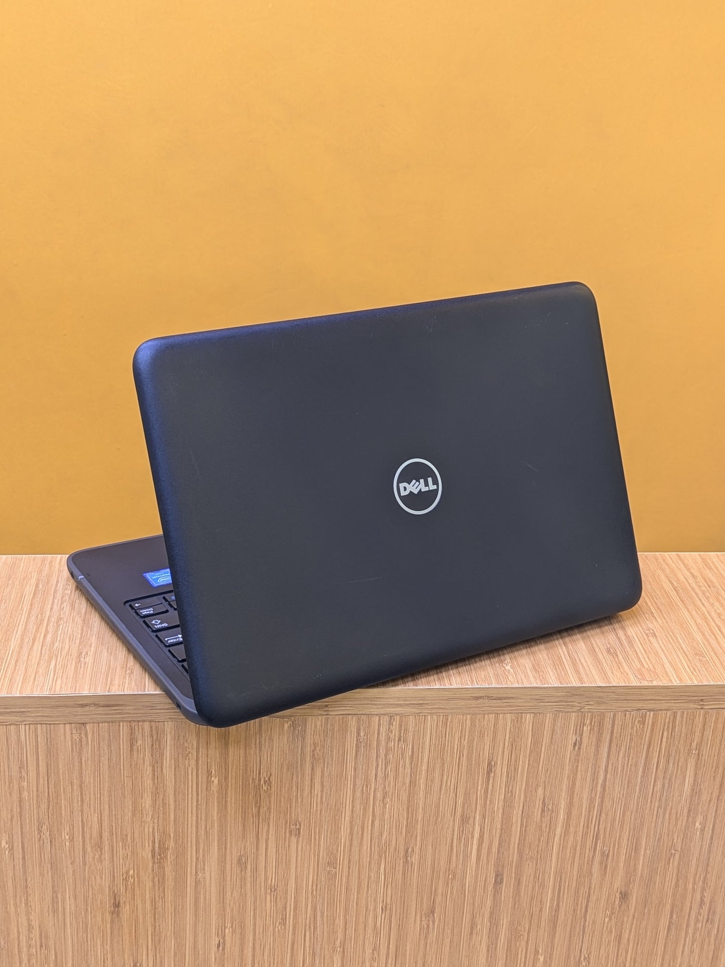 Dell Latitude 3180 intel pentium Ram 4gb SSD 64gb  Windows 10 pro.