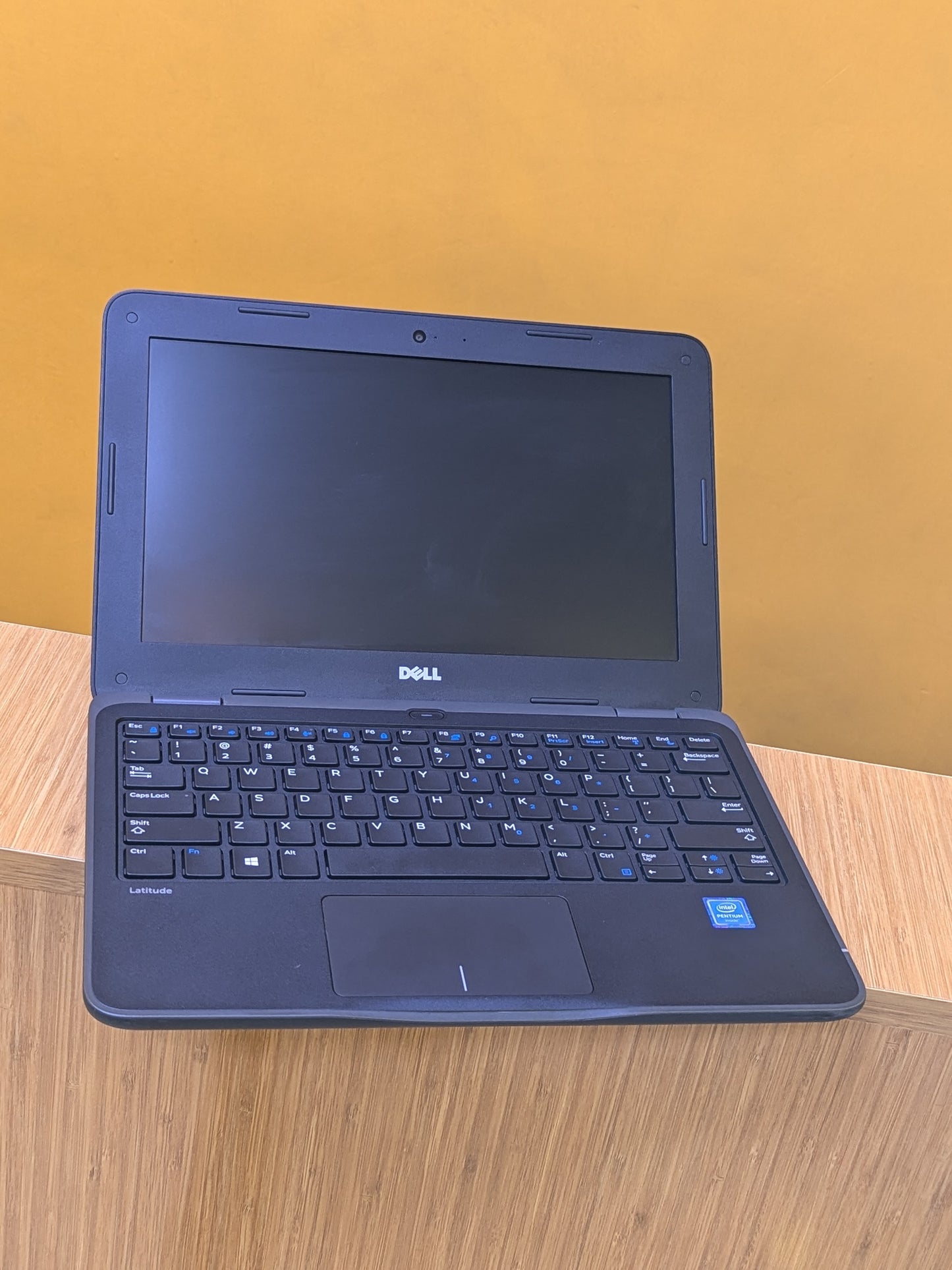 Dell Latitude 3180 intel pentium Ram 4gb SSD 64gb  Windows 10 pro.