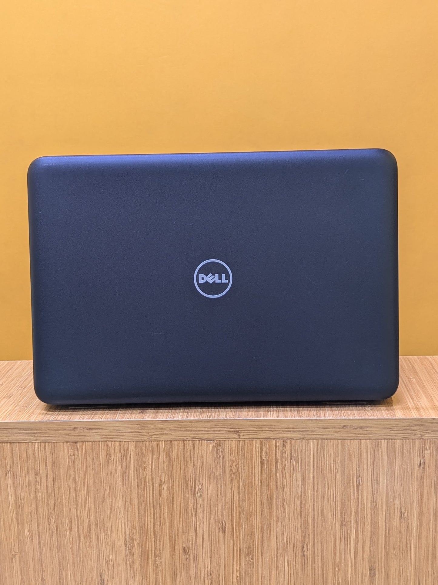 Dell Latitude 3180 intel pentium Ram 4gb SSD 64gb  Windows 10 pro.