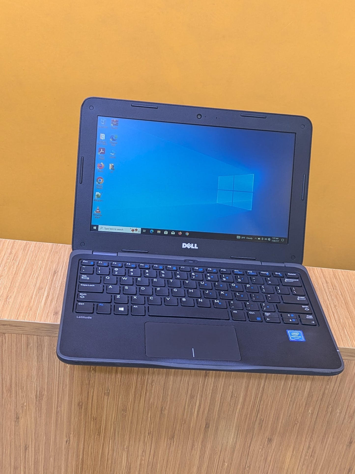 Dell Latitude 3180 intel pentium Ram 4gb SSD 64gb  Windows 10 pro.