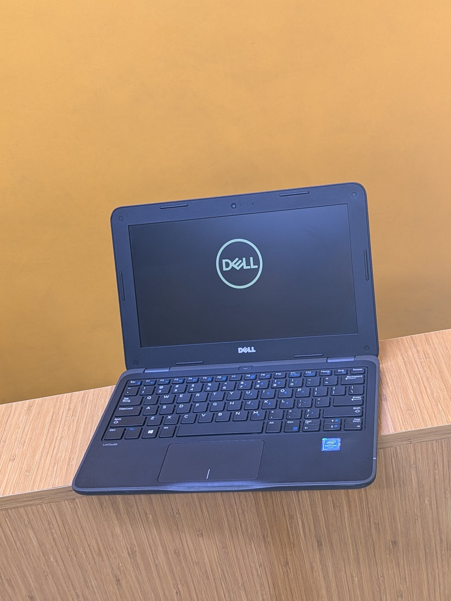 Dell Latitude 3180 intel pentium Ram 4gb SSD 64gb  Windows 10 pro.