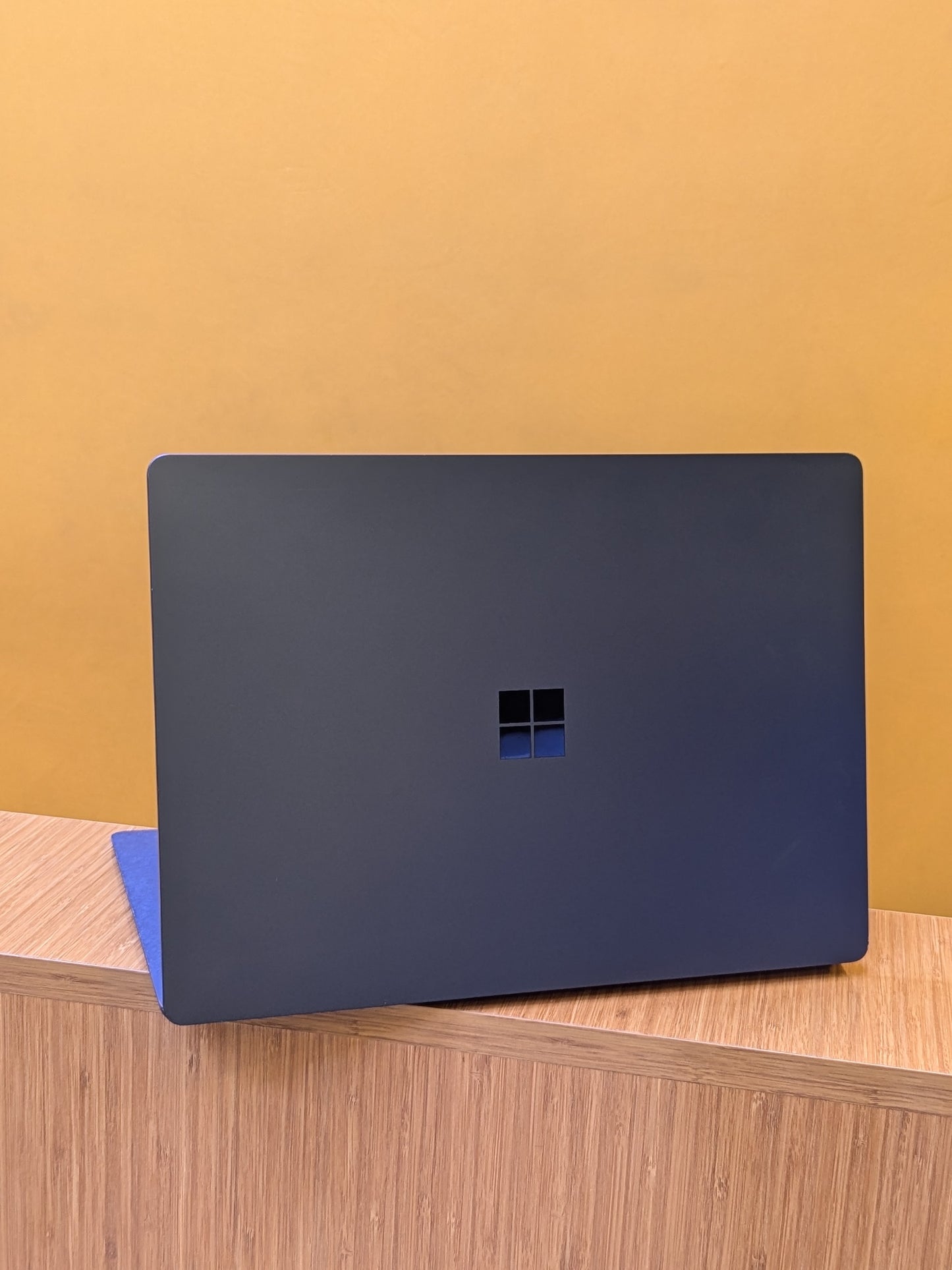 Microsoft Surface laptop 3 Core i5 Ram 16gb SSD 256gb touchscreen, 10th Generation display 14 inches.