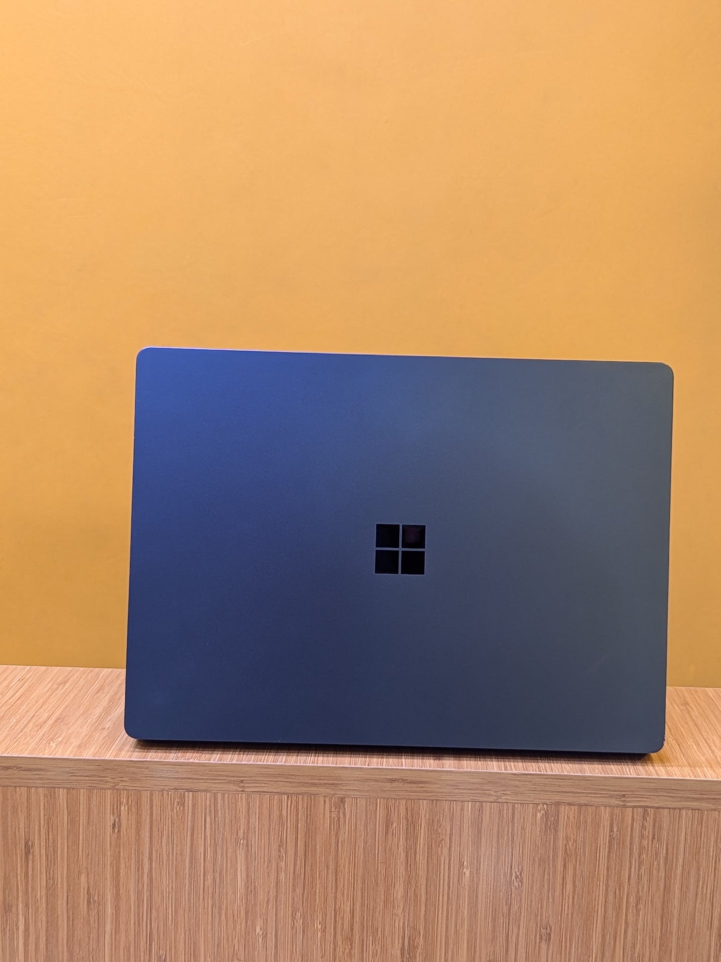 Microsoft Surface laptop 3 Core i5 Ram 16gb SSD 256gb touchscreen, 10th Generation display 14 inches.