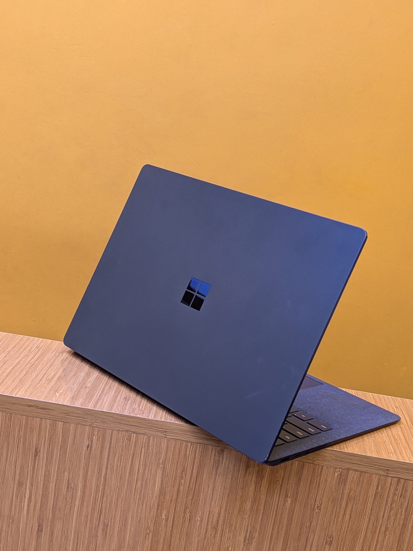 Microsoft Surface laptop 3 Core i5 Ram 16gb SSD 256gb touchscreen, 10th Generation display 14 inches.