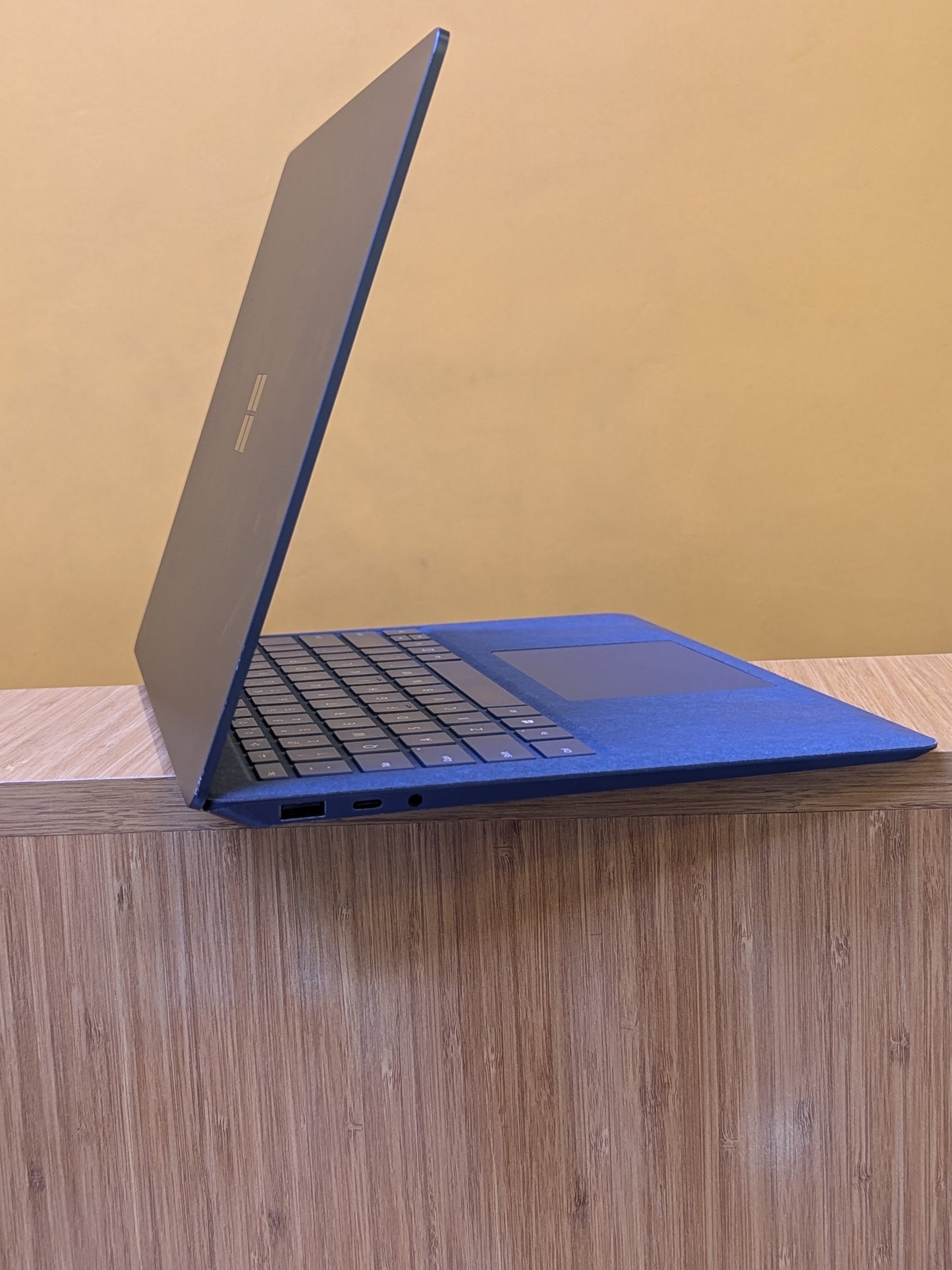 Microsoft Surface laptop 3 Core i5 Ram 16gb SSD 256gb touchscreen, 10th Generation display 14 inches.