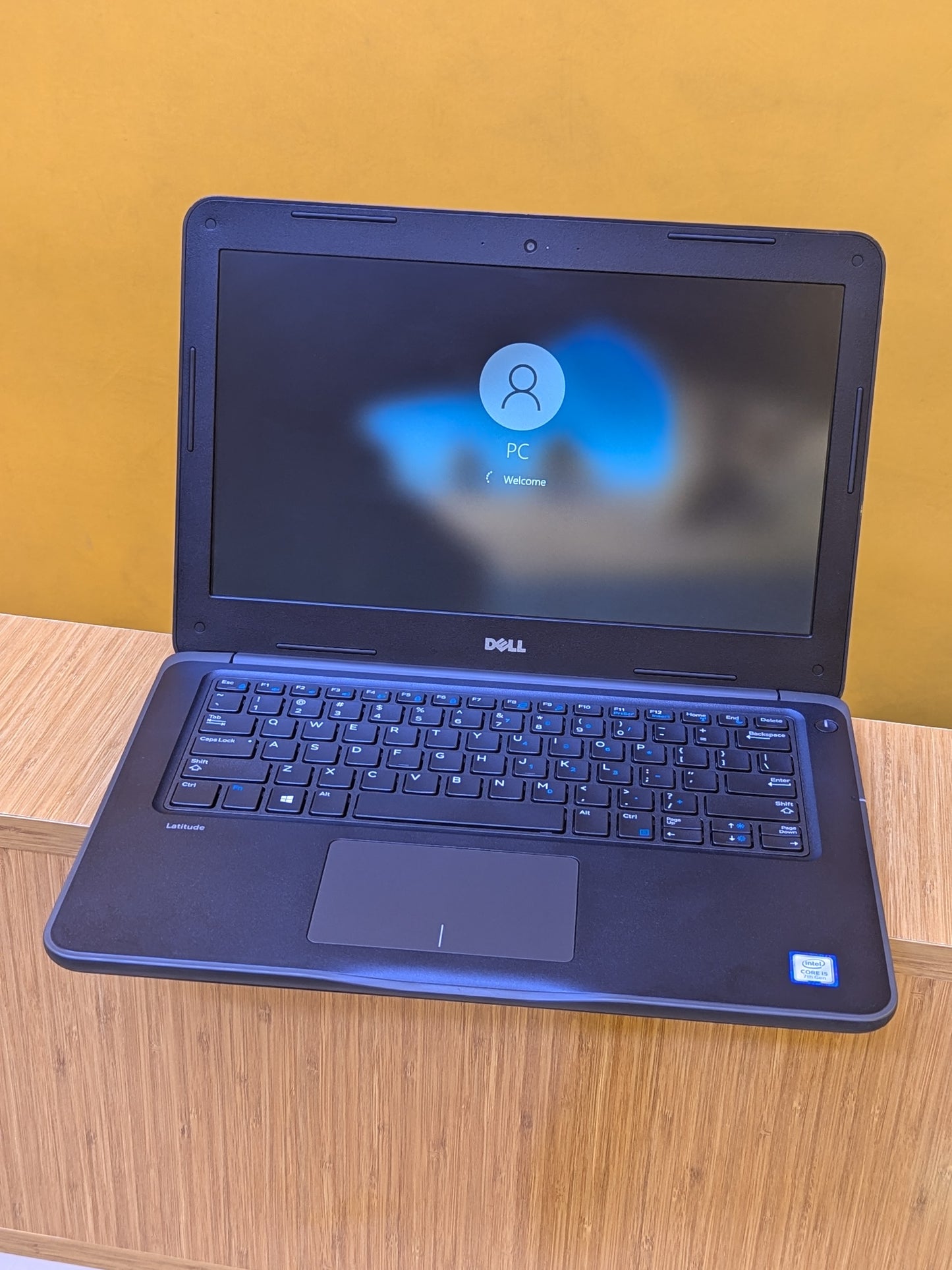 Dell latitude 3380  Core i5 Ram 8gb HDD 500gb 7th Generation processor 2.71Ghz Display 14 inches