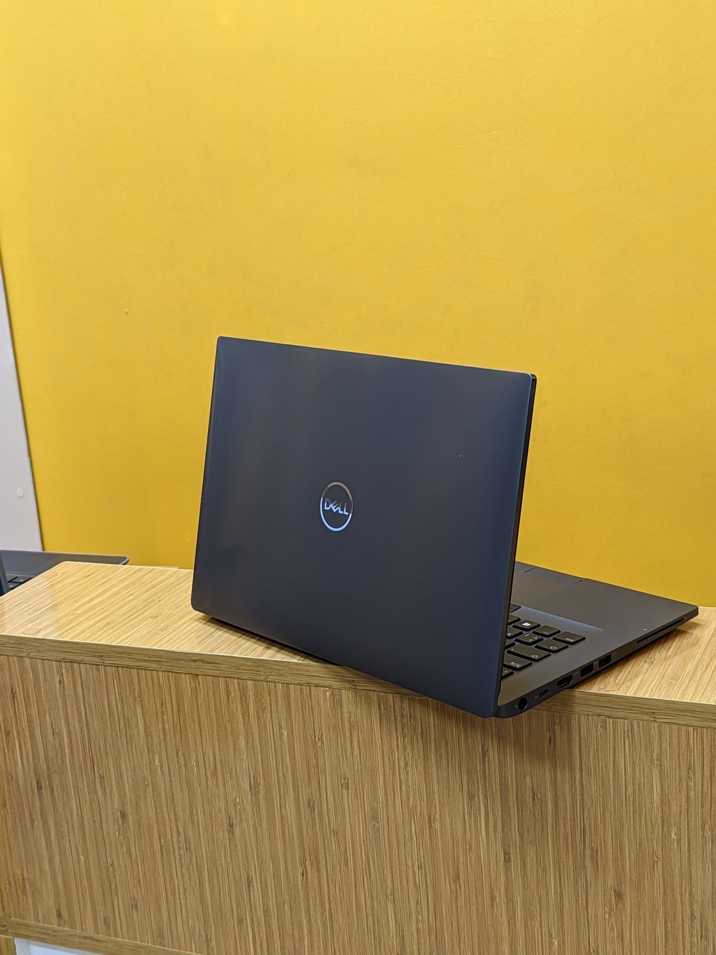 Dell Latitude 7490  Intel core i5, Ram 8GB DDR4, SSD 256GB,  8th Generation, Backlight keyboard, Windows 11, Display 14 inches